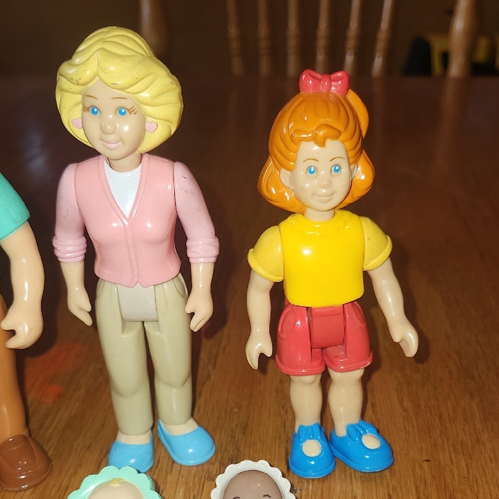 Vintage Little Tikes Family Mom Dad Girl Baby poseable light dark skin dollhouse - Picture 4 of 10
